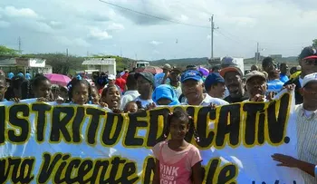 Obstaculizan el tránsito en cruce Vicente Noble en demanda de distrito escolar