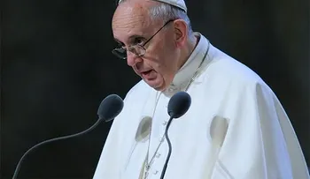 Los homosexuales son modelos de vida anormales, afirma el papa Francisco