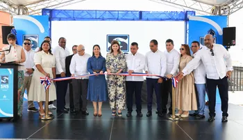 Raquel Peña entrega obras de salud en Valverde