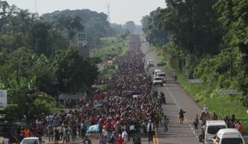 Maduro llama "loco" a Pence y niega haber financiado caravana de migrantes 