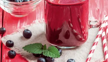 Zumo antioxidante con arándano azul y cereza para desinflamarte