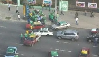 Chóferes crean un caos en el tránsito; hay 20 presos