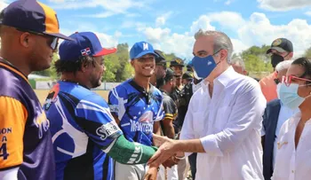 Abinader dispone arreglo de canchas deportivas en Montecristi para alejar a jóvenes de los vicios