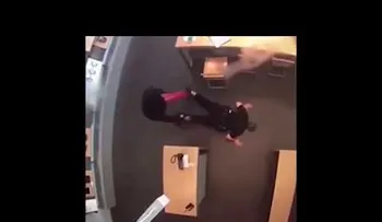 Un ladrón desarma a un policía y le apunta con su propia pistola durante un robo en Texa