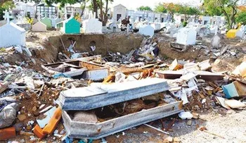 Collado promete arreglar los cementerios
