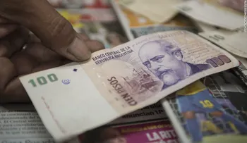 Argentina sube la tasa de interés al 60% por el desplome de su moneda