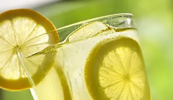 10 beneficios de beber agua tibia de limón cada mañana 