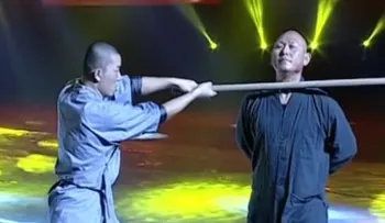 ¡No intente repetirlo!: Un chino rompe un palo con su cuello (VIDEO)