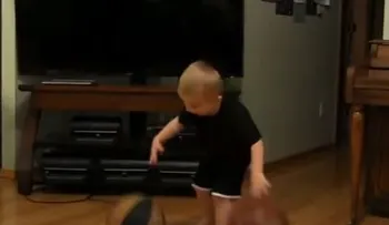 Este niño tiene una forma genial de lanzar la pelota... ¡Qué talento!  (VIDEO)