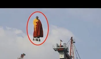 ¡Será algún DIOS o viajero espacial ! 