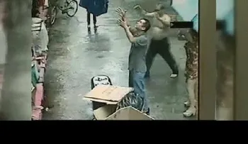 Video: Hombre atrapa un bebé que cayó de un segundo piso y se convierte en héroe 