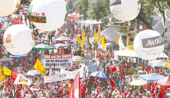 Miles marchan en el mundo por el Día del Trabajo