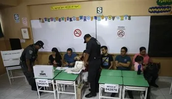Peruanos eligen rival de Fujimori, luchan por segundo lugar