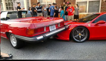 Conductora intenta estacionar y termina encima de Ferrari de 300.000 dólares