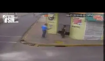 Momento en que fue captado asalto a un comercio (VIDEO)