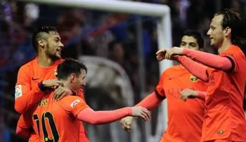 El Barcelona se distancia antes del clásico con doblete de Messi 