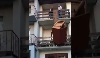 La mudanza de un ropero que terminó en desastre 
