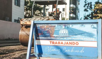Presidente Abinader supervisa trabajos de asfaltado en calles y avenidas de SPM