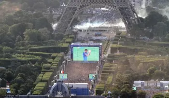 Policía lanza gases lacrimógenos bajo la Torre Eiffel para dispersar hinchas
