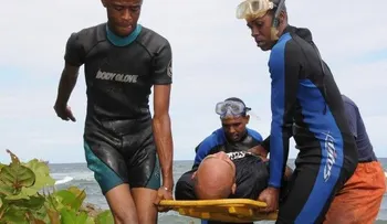 Equipo del 911 rescata personas que viajaban en vehículo cayó al mar