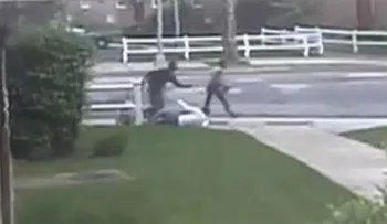Pareja de atracadores noquean de puñetazo a una anciana y en Queens y le roban la cartera  