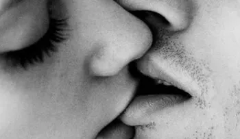  5 besos para erotizarse juntos
