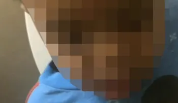 Video escandaloso: le enseñan a un niño a fumar marihuana