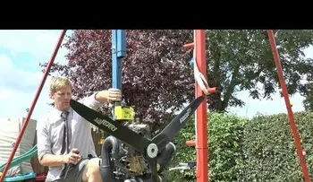 Inventa un columpio de 360 grados y este le juega una mala pasada