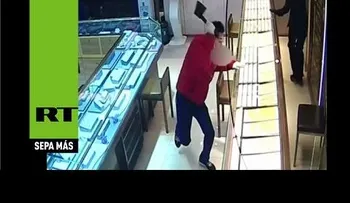 Este trabajador no cree ni en los ladrones con hacha