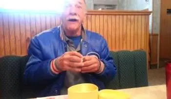 Este hombre reacciona de manera emotiva cuando descubre que será Abuelo?!