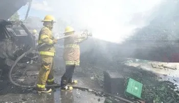 Un incendio destruye estación de combustible; varios heridos y 15 vehículos totalmente destruidos