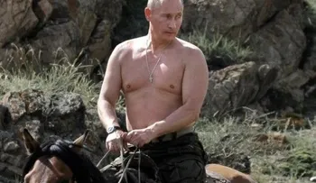 Vladimir Putin monta a caballo sin camisa