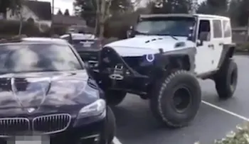 La furiosa reacción del conductor de una Jeep enojado con un BMW mal estacionado