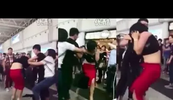 Una mujer la emprende contra su esposo y la amante en pleno aeropuerto