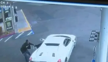 Un ladrón se roba un Ferrari y lo atrapan cuando pedía dinero para comprar combustible