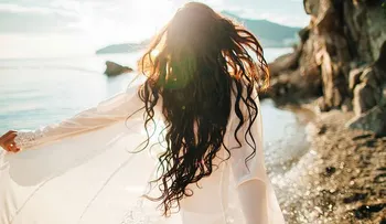 Cómo proteger tu cabello del sol, el cloro y agua salada