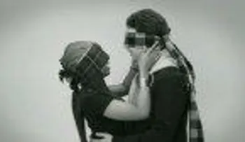 ¿Podría alguien enamorarse con un beso a ciegas? Realizan prueba (VIDEO)