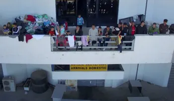Depósito de almas: Refugiados llenan viejos estadios y aeropuerto en ruinas en Grecia