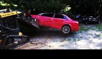 Le destruye el carro a su hija, porque la encontró besándose con el novio (VIDEO)