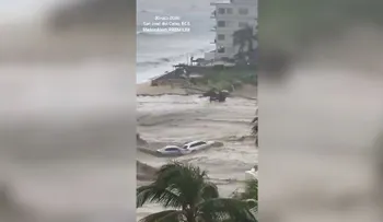 Lluvias arrastran al menos tres vehículos al mar en San José del Cabo, Baja California Sur