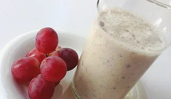 Mejora la salud del corazón con un batido de uvas y avena