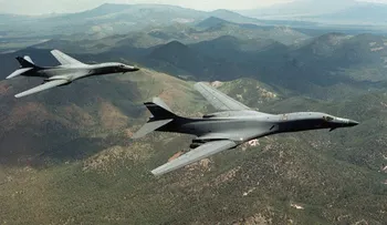 Dos bombarderos nucleares de EEUU sobrevolaron frontera coreana y Kim Jong-un advierte: "Estamos al borde de la guerra"