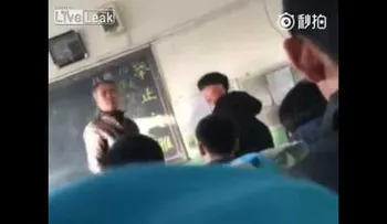 Esto le pasa a un alumno chino por llegar tarde a una clase