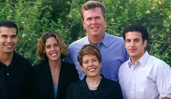 Jeb Bush habla español diciendo que está orgulloso de su familia hispana