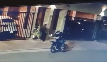 Joven de 23 años es apuñalado en el sector Serrallés por un motorista que lo persiguió hasta su edificio
