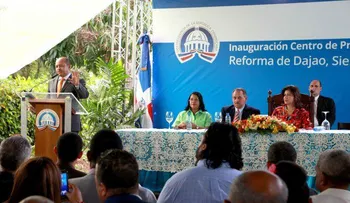 Vicepresidenta inaugura tres centros de salud en Bayaguana