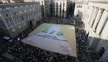 El Gobierno español envía convoyes con dinero a Cataluña por temor a un corralito tras los comicios