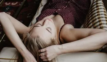 Megan Firth, la joven que duerme hasta 20 horas seguidas al día por una rara enfermedad 