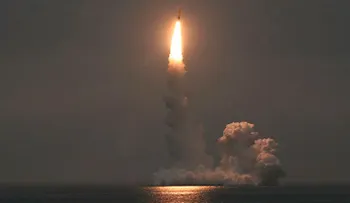 Un submarino estratégico ruso lanza un misil balístico intercontinental
