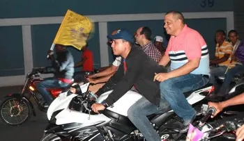 El aspirante alcalde Carlos Guzmán juramenta motoconchista y se monta en un motor